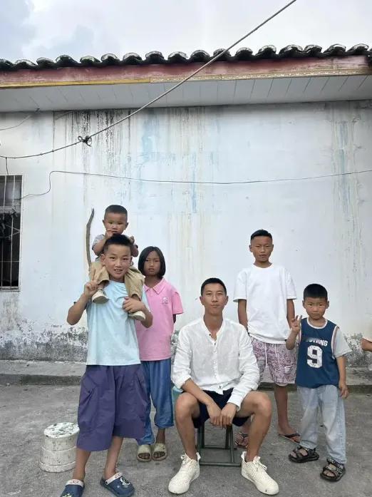9年前，他还是个刚中专毕业的20岁小伙，却一手接过了姐姐留下的三个“拖油瓶”。​