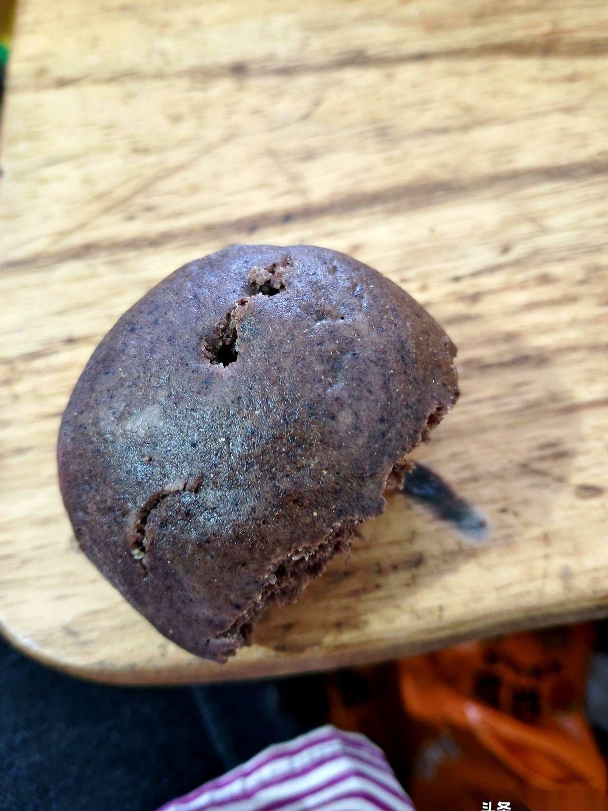 我发誓，我这辈子都没吃过这么难吃的东西。嘴里这口玩意儿，我嚼了半天，感觉自己在