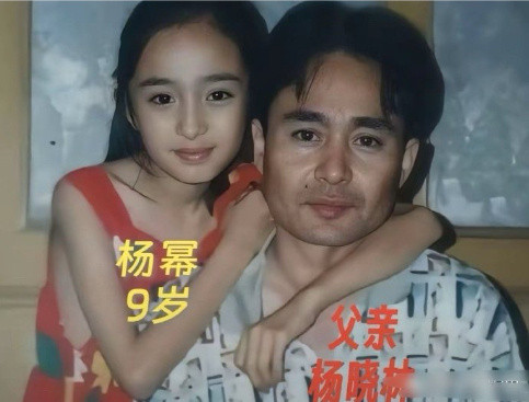 杨幂小时候和父亲的合影。​​​太好看了。​​​