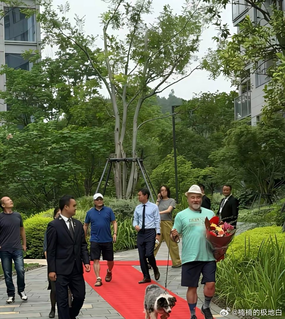 赵文瑄挺着大肚子，又入住了一个新的大平层。他在宁波已经定居多年，原来有一个大别墅