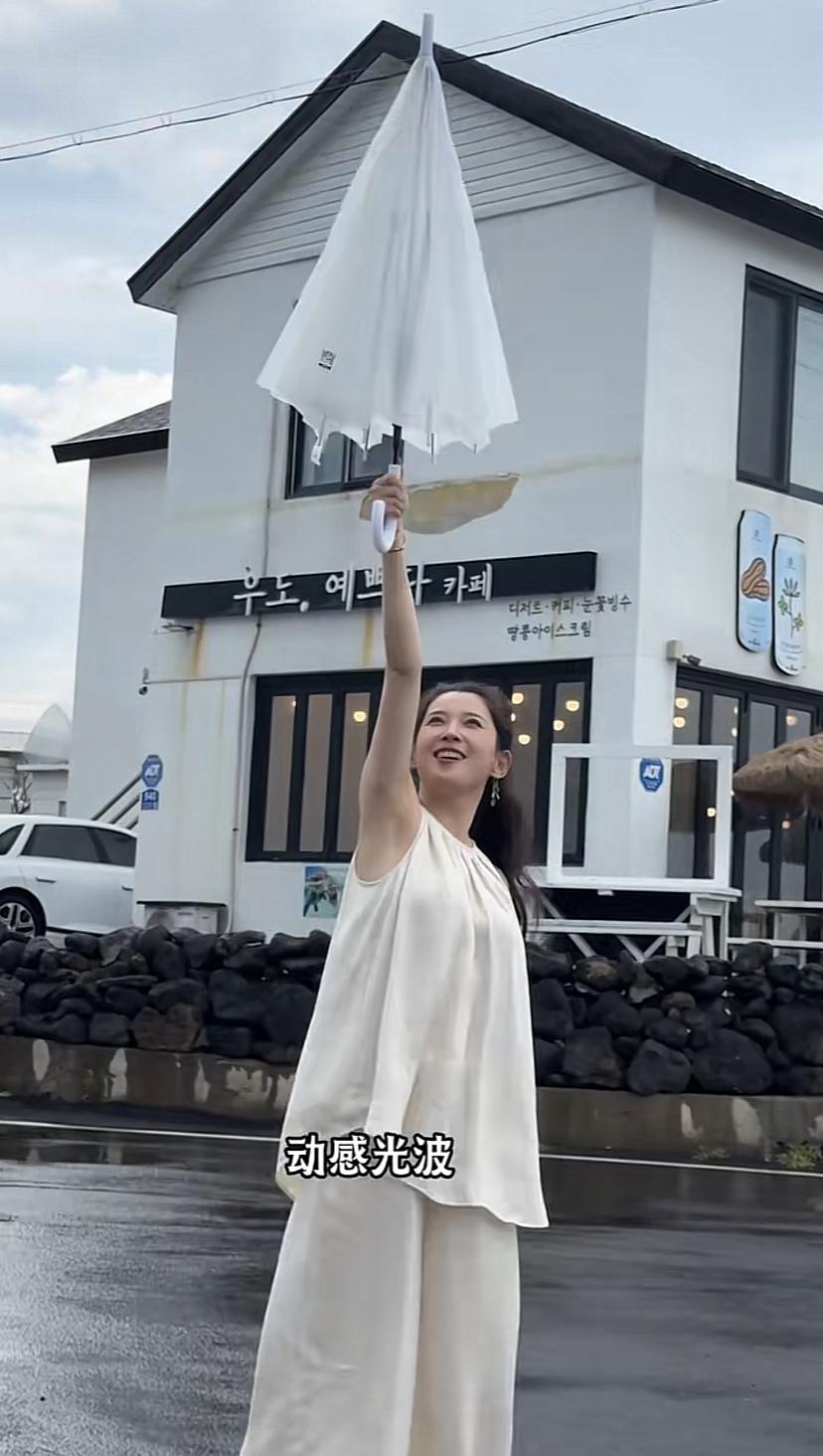汪峰的女朋友森林北更新了视频，全程没有汪峰的身影，一共换五套衣服，要不是前几天网