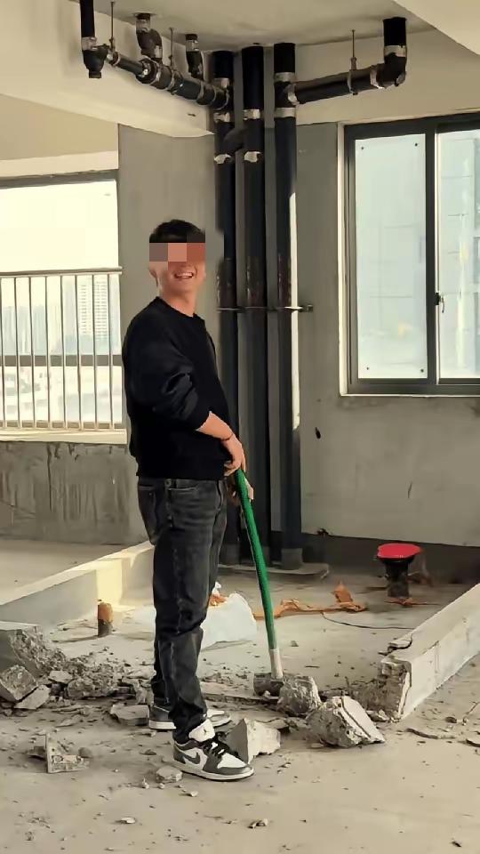 笑不活了！杭州大哥装修想省2600元砸墙费，80块买大锤硬刚两小时，墙没砸成反
