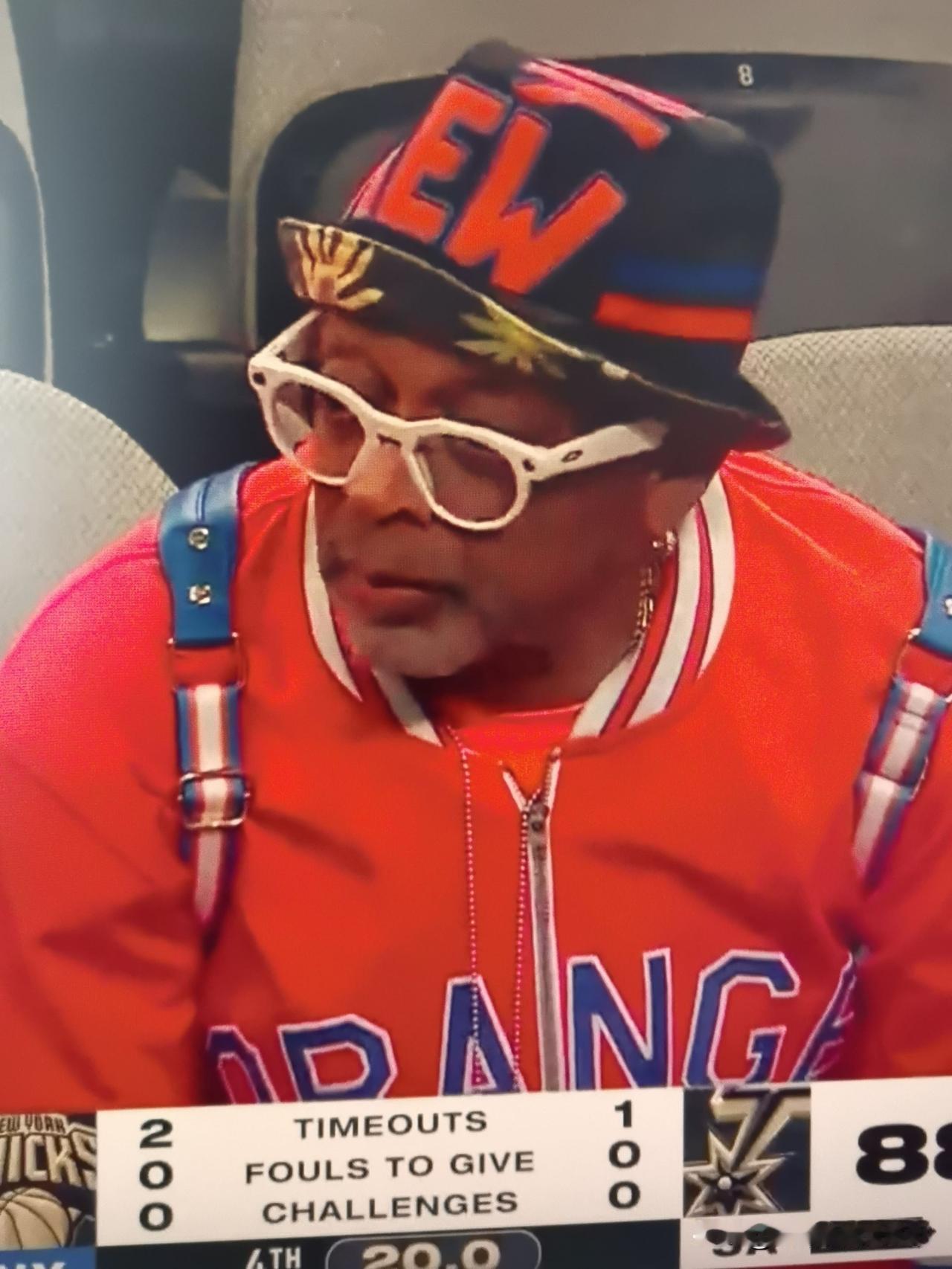 这位就是尼克斯的头号死忠粉——斯派克·李（SpikeLee），💰他到
