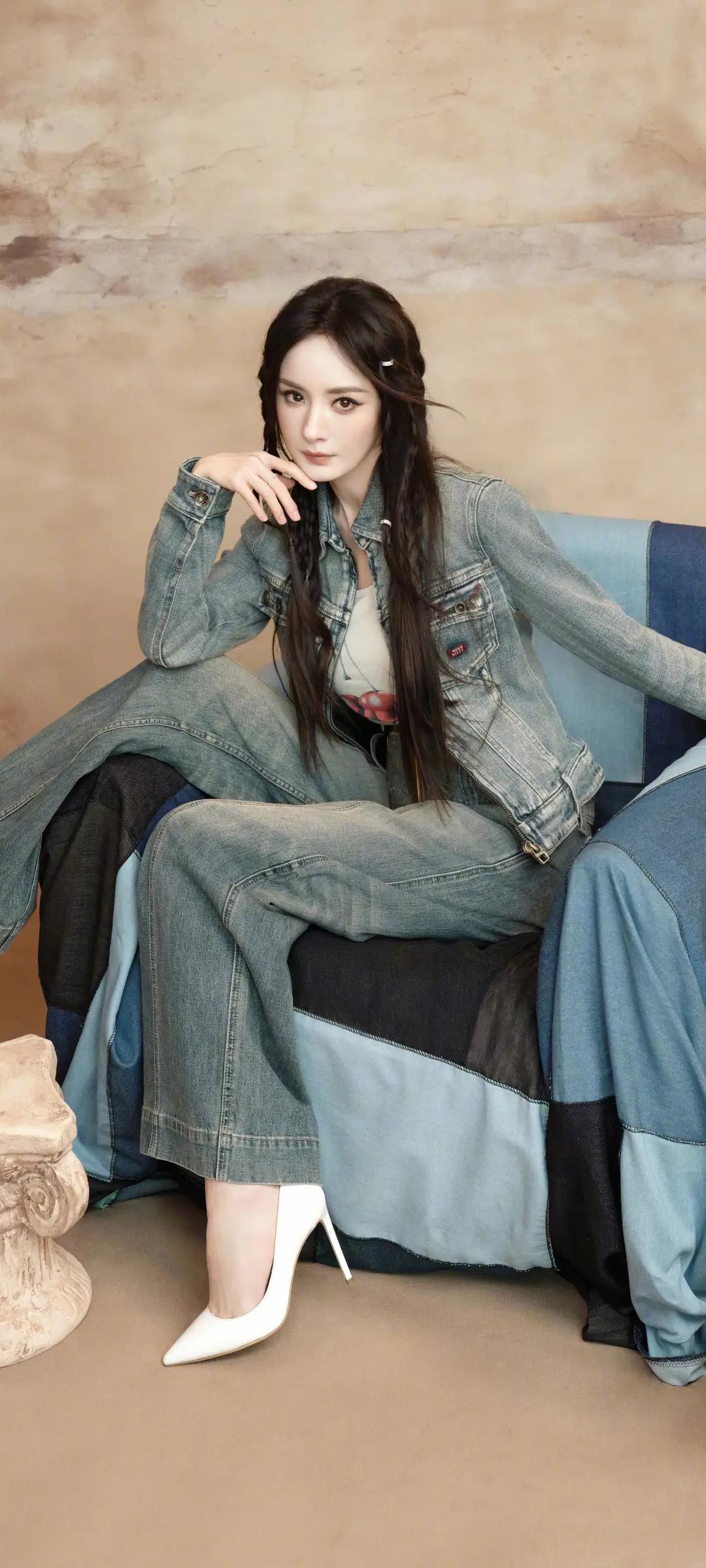 美女壁纸～杨幂，甜酷牛仔风，复古又时髦！樱桃印花内搭搭配做旧牛仔套装，慵懒编发随