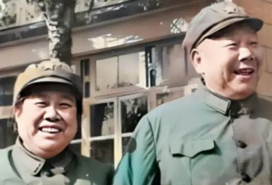 1952年，毛主席视察黄河时，看见一群国民党起义军官正在黄河边搬石头、夯堤土，