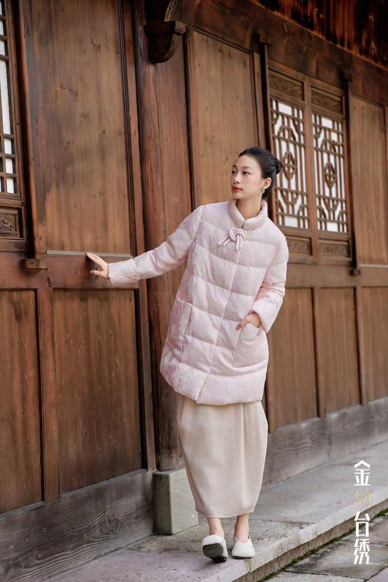 心间絮语衣上提花如絮，自带氤氲绒感触发冬日韵律，感知自然暖意羽绒服