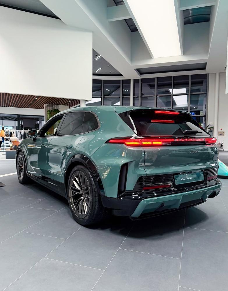 保时捷卡宴纯电实车到店，不说里面的肉儿，咱就看外面的皮儿，是不是您菜？个人觉得论