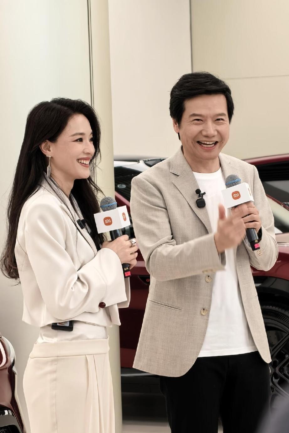 雷军和舒淇都是明星气质。雷军潇洒又帅气，舒淇优雅又迷人。他俩是各自领域里的翘