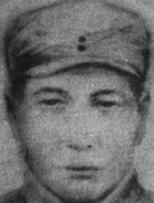 1944年，一名八路军哨兵在站岗的时候，突然发现一名日本军官出现在营地前方，他毫