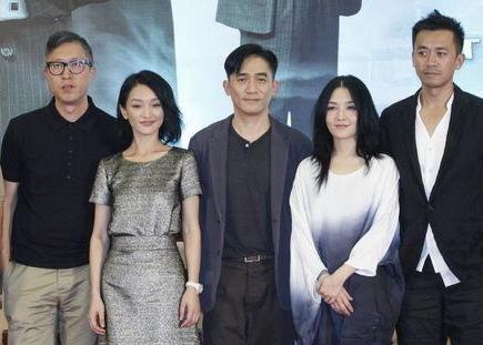 这张5人合照，我一眼就认出了娇柔腰柳、秀韵多姿的周迅与目光沉和、略显清瘦的梁朝伟