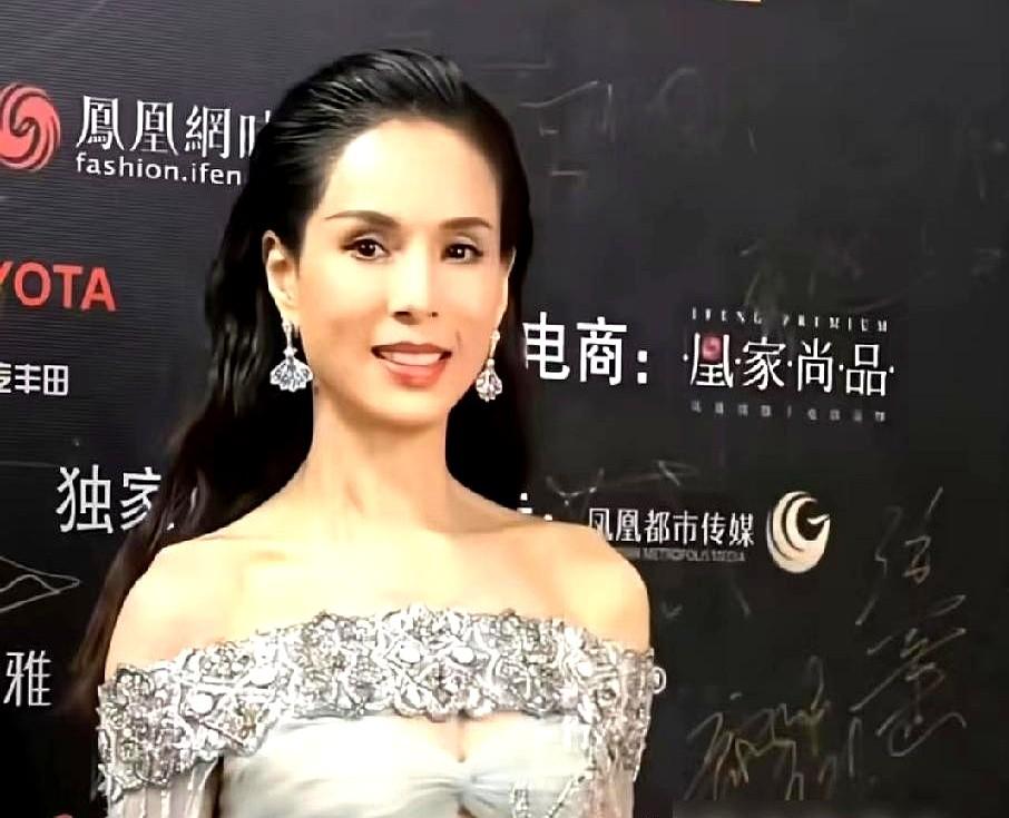 快60岁的李若彤，直接反手公主抱起1米8几的男教练！手臂青筋都爆出来了，这力