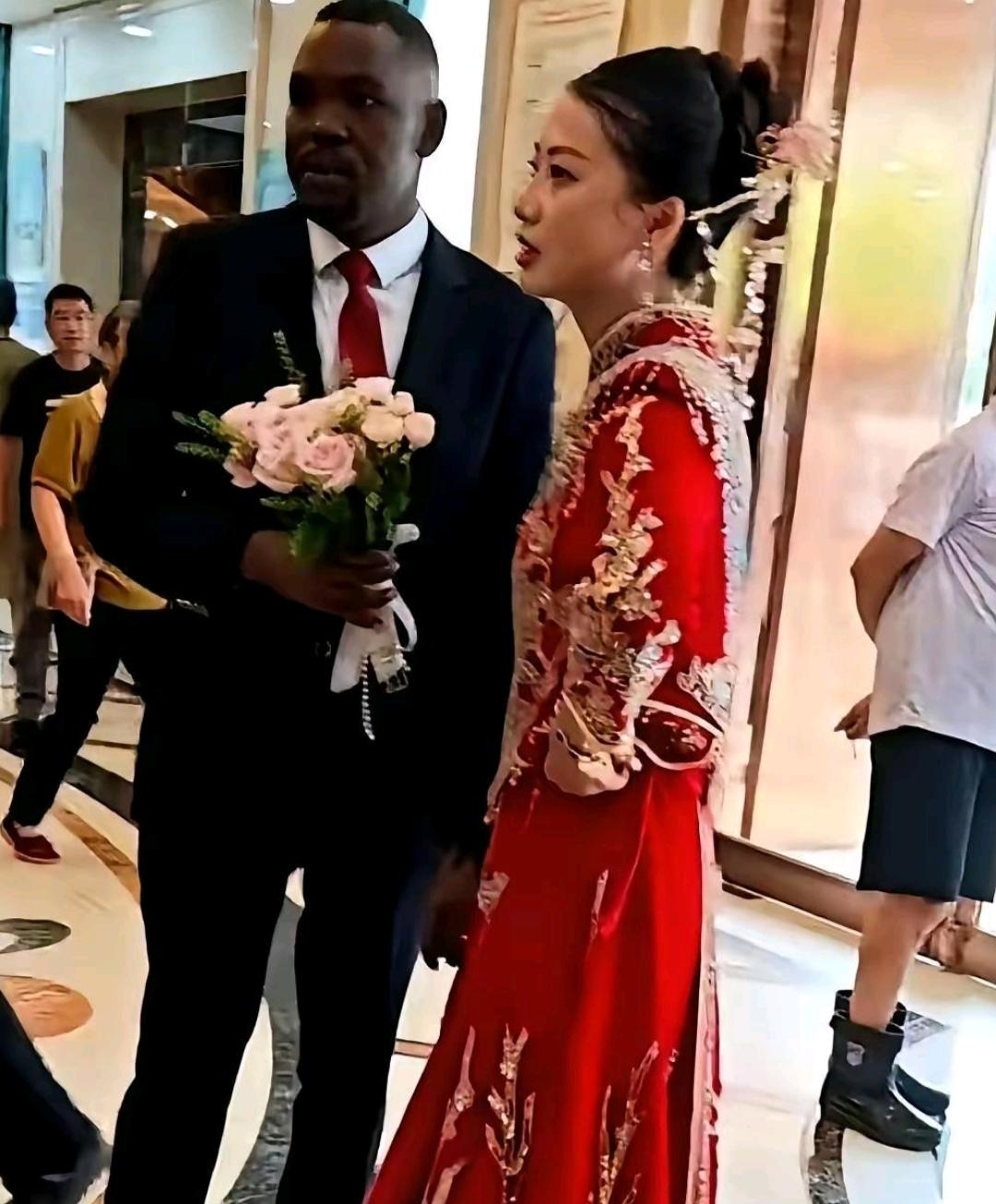 这几天，中非的婚礼火了新郎是非洲人，新娘是中国人，这场跨国的婚礼引起了巨大的