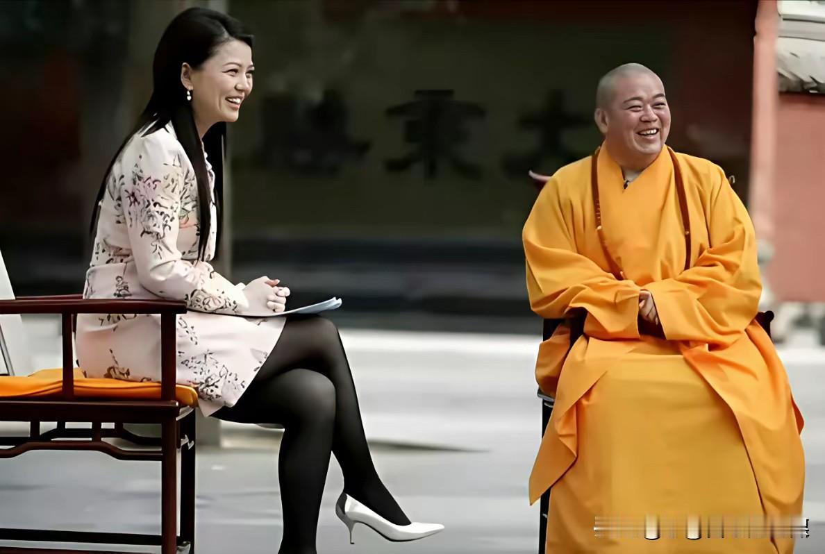 穿黑丝采访一个和尚？这合适吗？