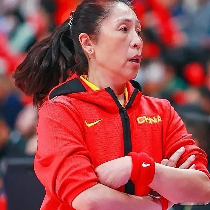 2026年8月1日啊，中国篮协刚官宣的消息——郑薇指导重新接女篮的帅位了，跟着新