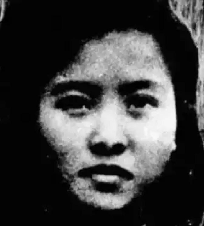 1949年，押解朱世君去渣滓洞的途中，特务李朝成偷偷把她的手铐弄松了。眼看前头就