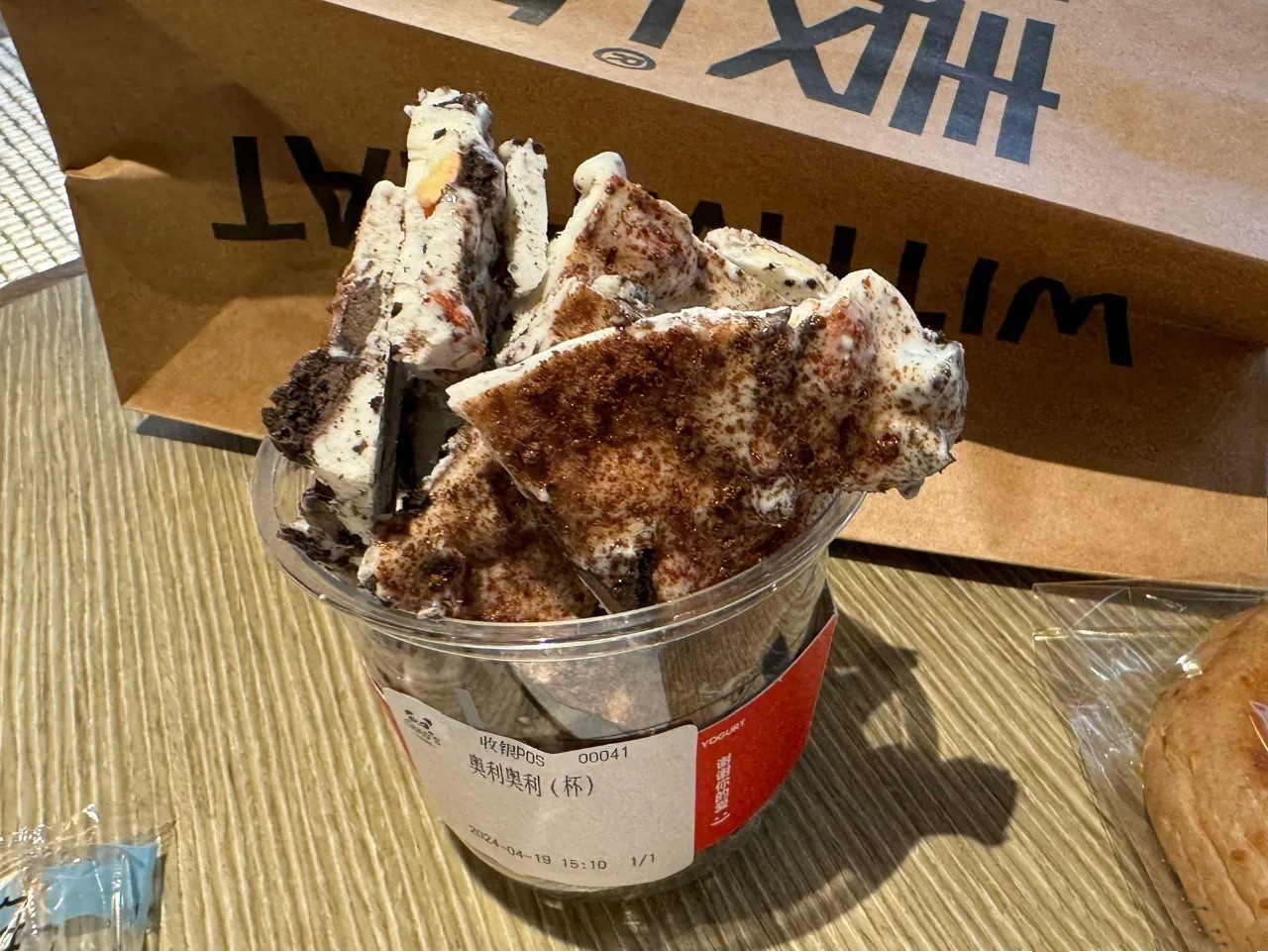 吃个炒酸奶被路人伤到了！！！