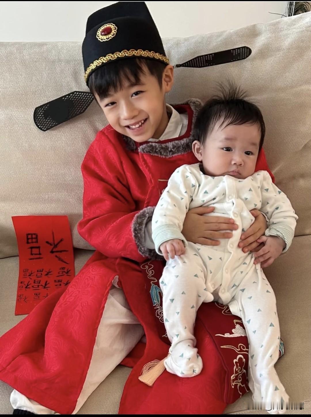 古巨基这次晒娃，透着一股“老来得子”的小心翼翼。照片里小儿子趴在哥哥身上，小