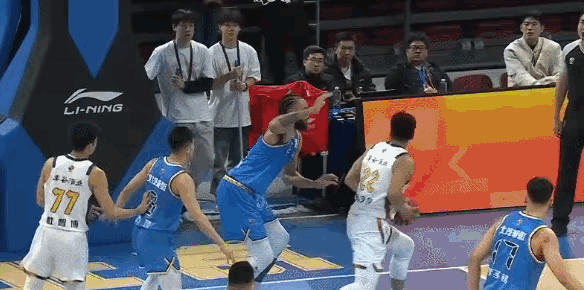 以前我一直不理解，麦基身高只有213厘米，为啥防守这么强？直到最近他加盟CBA