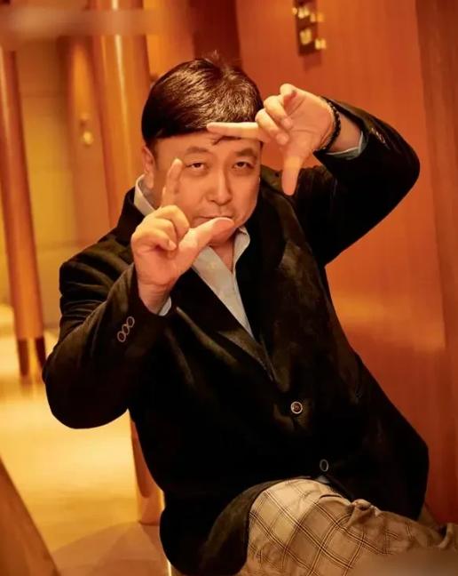 主持人问王晶："你在片场是暴君还是慈父？"王晶说："我不是暴君，从来不骂人的。"