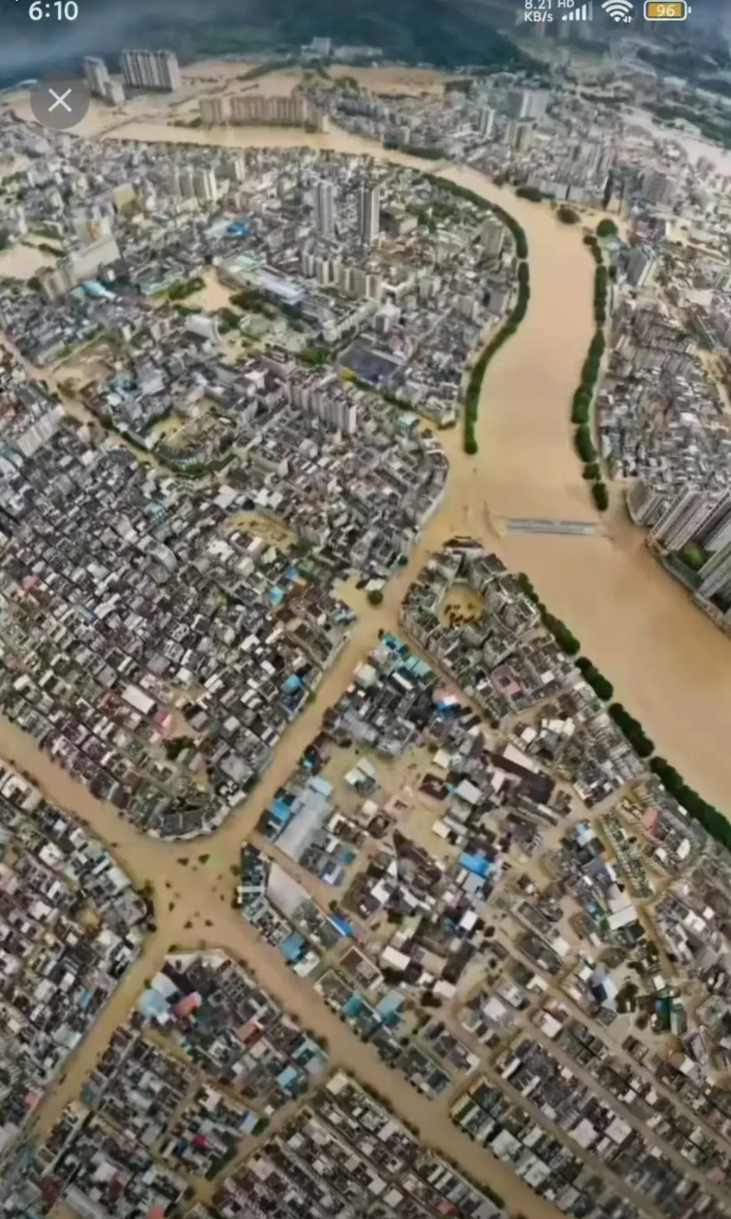 昨天下了一天大雨，我们家乡怀集被洪水无情地淹没了整个城市。今天就下了一天雨，但