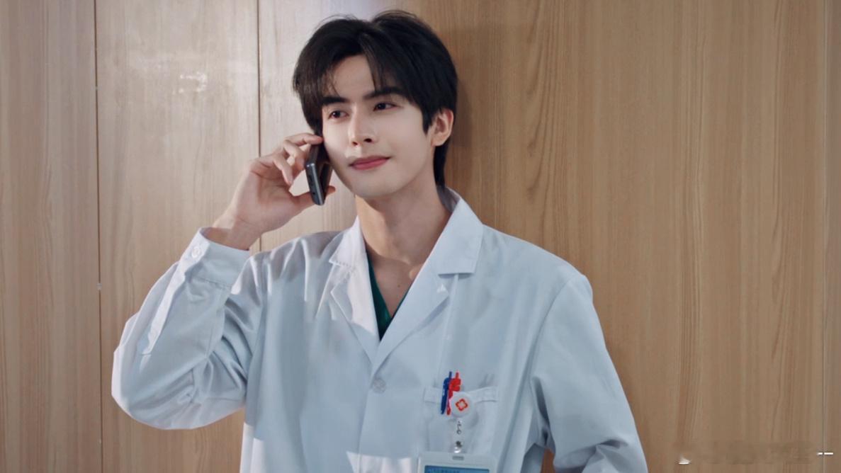 宋威龙好帅救命！宋威龙笑起来也太好看了吧！梨涡浅浅的，配上那张浓颜脸，甜度和帅