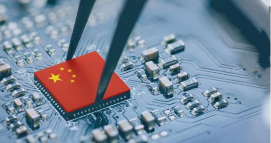 美国手里攥着芯片这把刀，架在中国科技的脖子上，为啥就是不敢砍下去？说白了，他们的