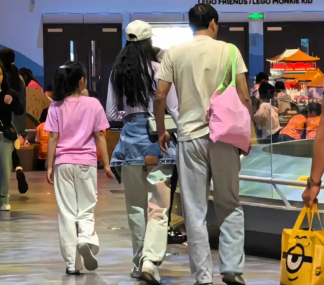 范志毅陪妻女游玩，9岁女儿身高惊人，小17岁老婆瘦但仍有双下巴！
