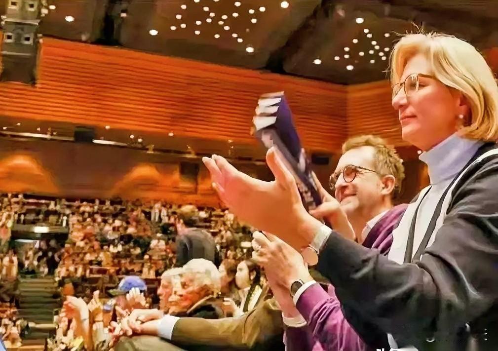 樊振东在德国，刮起了樊振东旋风，据说市长、州长都亲自下场替樊振东摇旗呐喊。我有