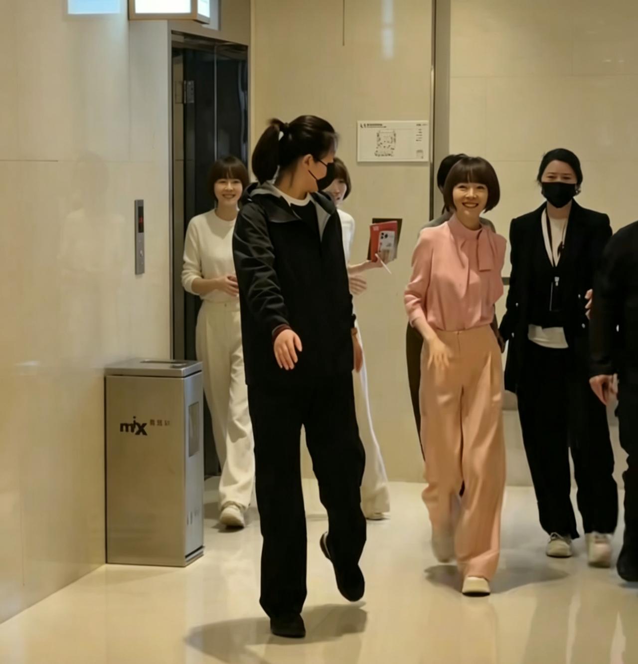 2026年4月26日上海偶遇陈鲁豫，新书活动结束后低调离场。几