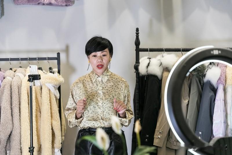 网购貂皮大衣退货，有这么一类人，经常穿新衣服，基本上每天换着花样的去穿，然后不