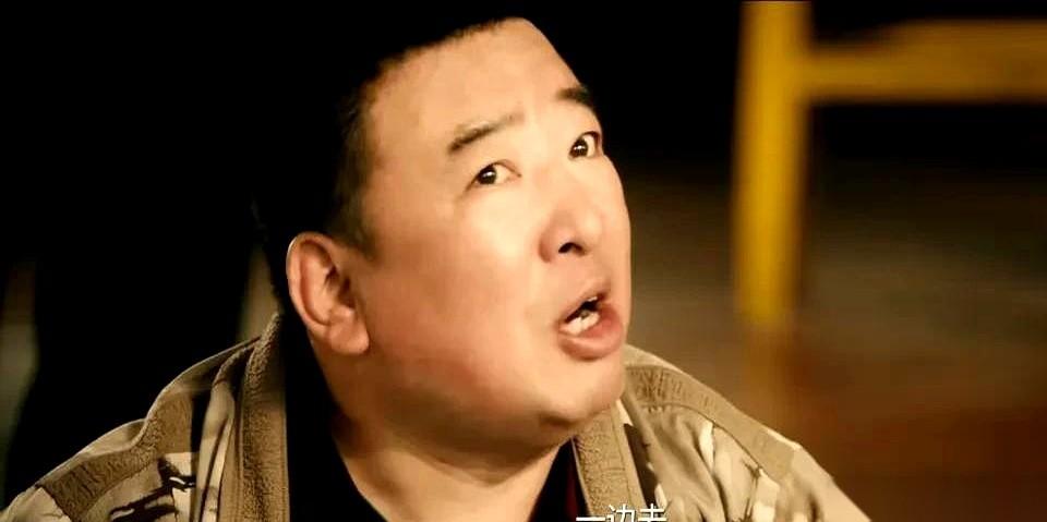 看《主角》时，那个叫皮亮的地头蛇，飞扬跋扈，一个眼神就让人火气上涌。那副欺负人的