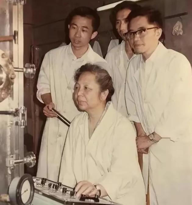 1957年，美国海关强行扣押了中国一女子行李箱里的6800美金。然而，女子竟然微