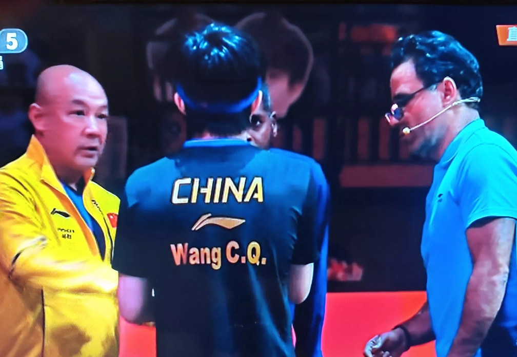 突发！大头球拍出问题？技术检查后，裁判仍认定可比赛。但胶皮与木板已然分离，仅靠按