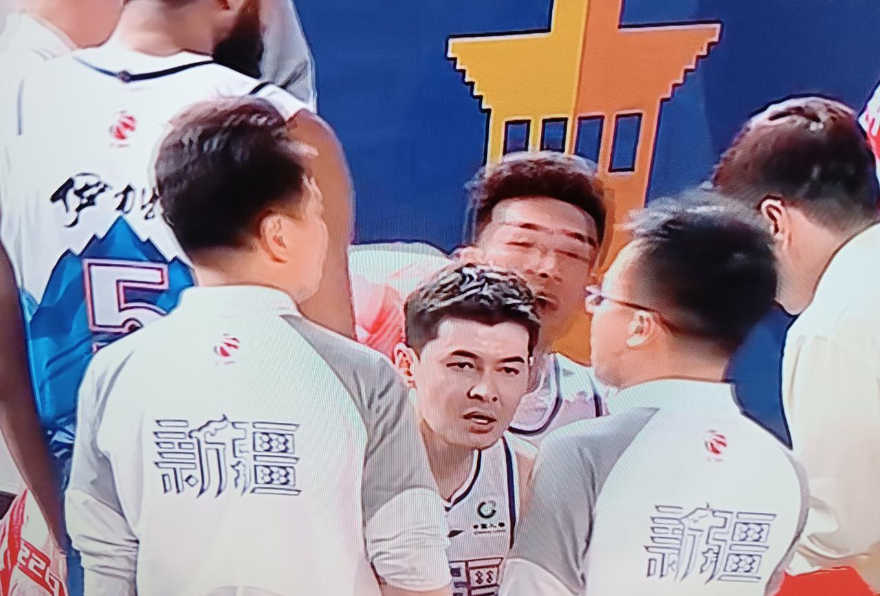 李炎哲已经老态龙钟了，吴冠希就是笑嘻嘻的打到哪里，算哪里，好像输赢无所谓的样子，