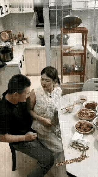 这样的夫妻生活，看着真的挺尴尬，也挺让人遗憾。女人正好好坐着吃饭，男人突然从