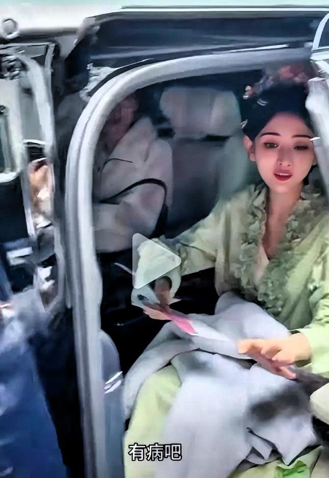 我真服了。谁给你的勇气？宋祖儿车内收信。男粉突然拉门。单膝下跪。掏出戒指。当