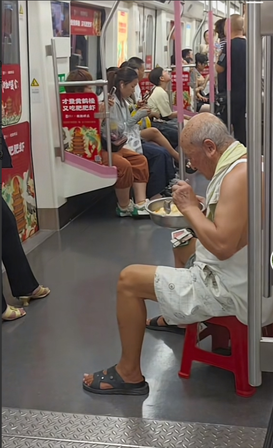 不吵不闹不代表不影响别人！湖北武汉，由于天气炎热，一位老人中午在家做完饭，直接拿