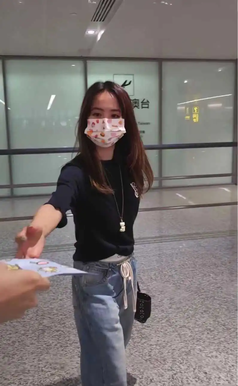 上海虹桥机场偶遇蔡依林，本人个子真的好矮，特别瘦小小一只。