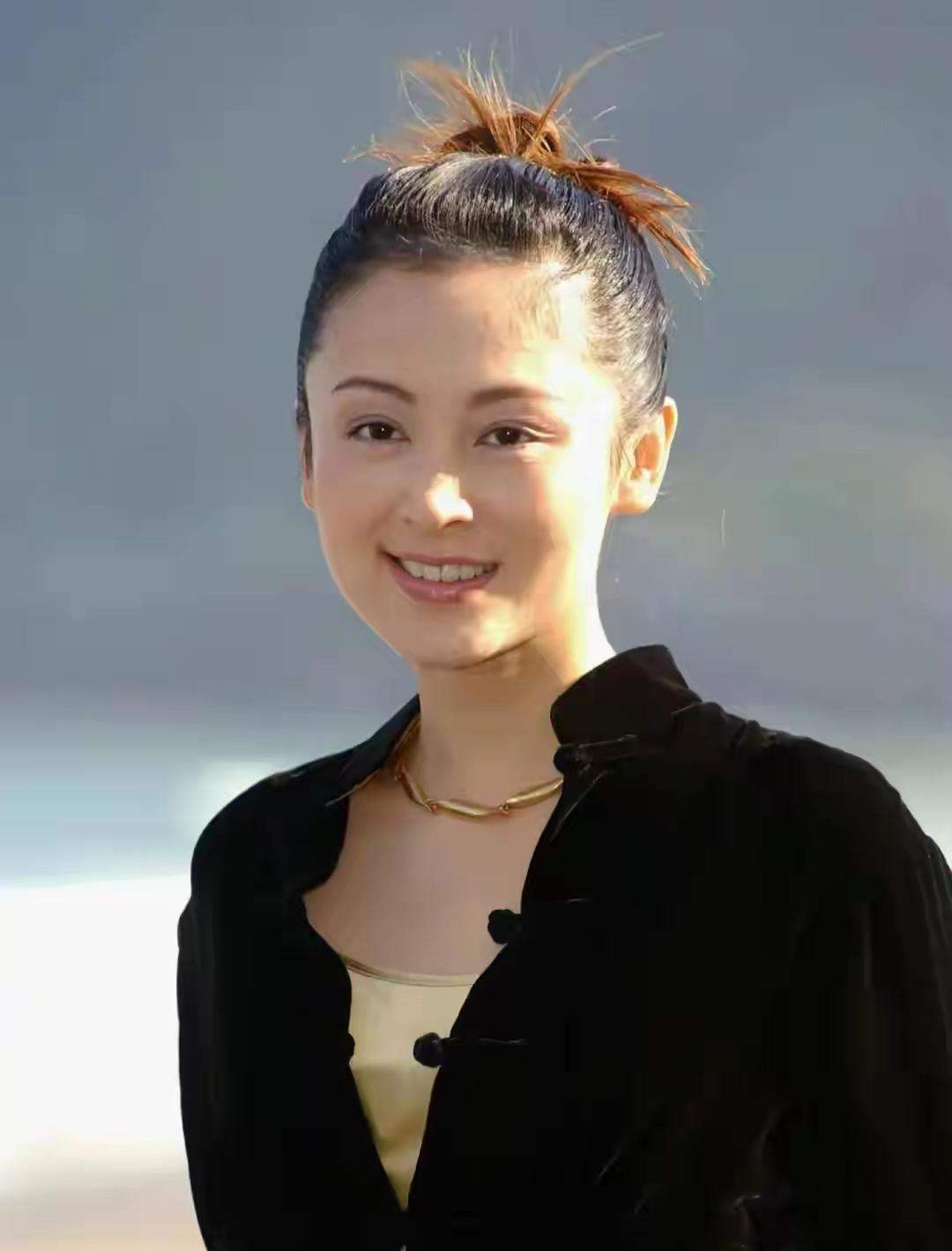 陈红瘦了真的好漂亮！一双迷人的大眼睛，太美啦！浑身散发着迷人的魅力，妥妥的女神一
