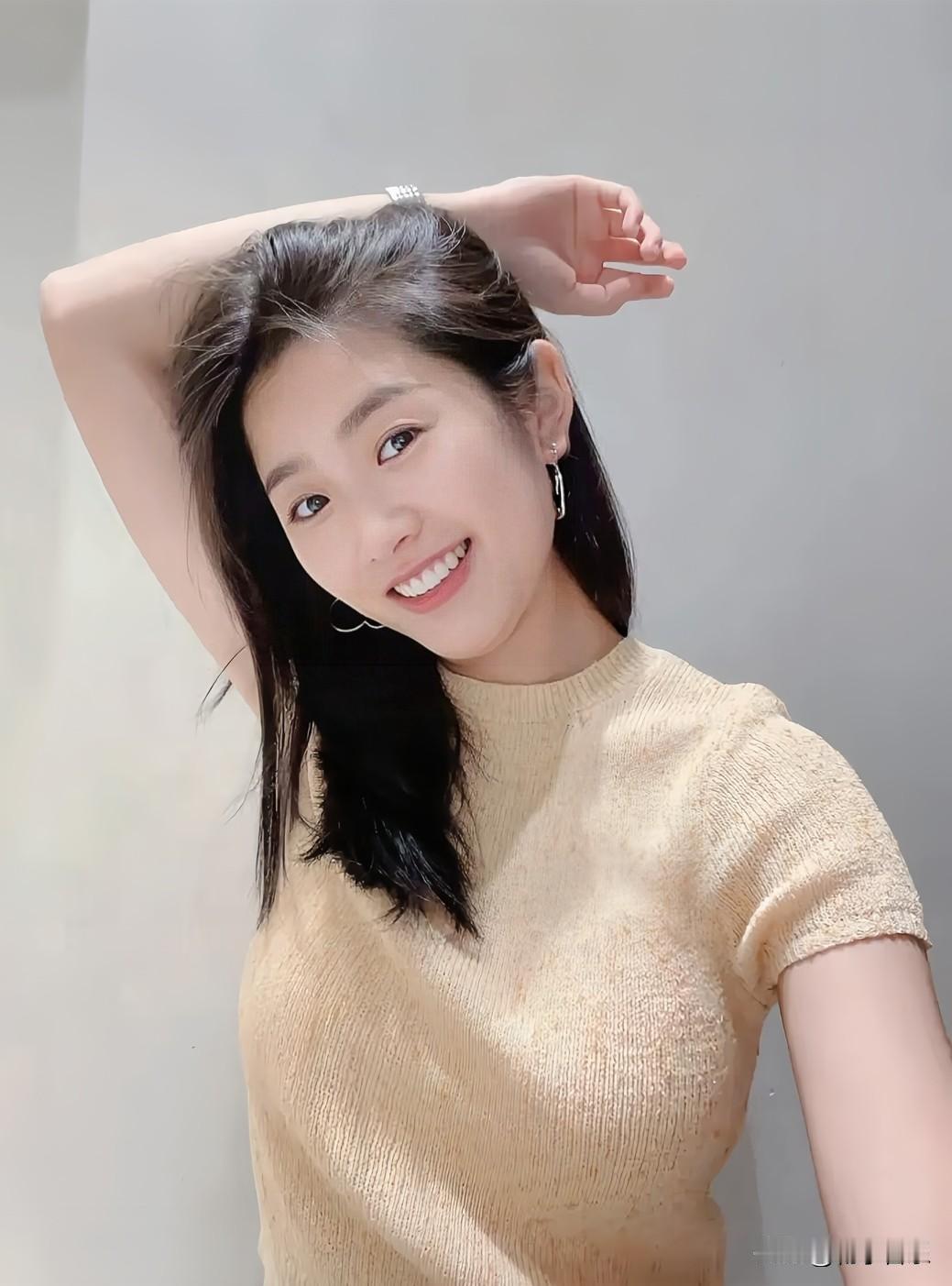 杏色针织衫裹住慵懒甜意，发梢轻晃，今日糖分超标，无需再添一勺。晒图笔记大赛随手一