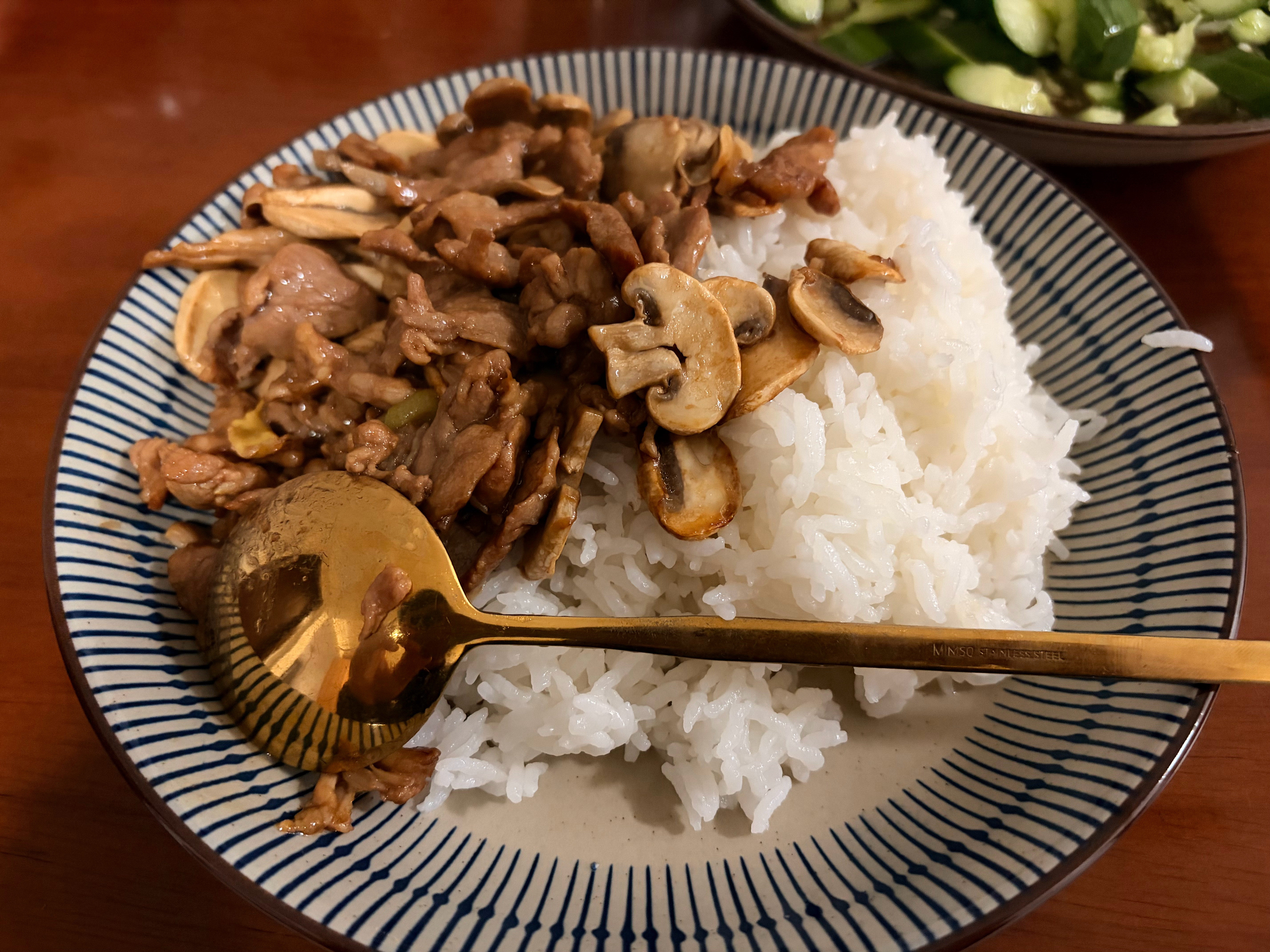 中午口蘑炒肉，味道不错😌我的日常plog