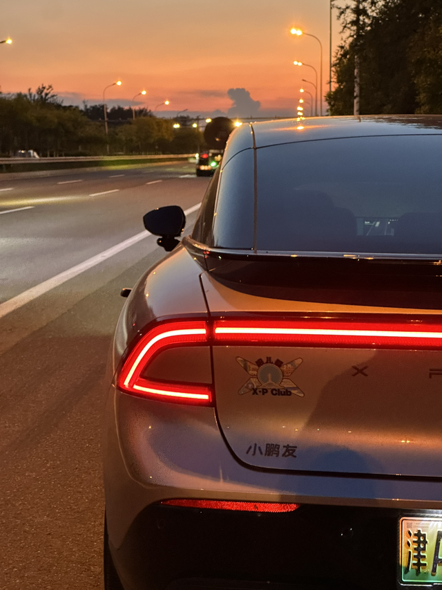 小鹏P7+的尾灯应该是整体最大的了吧我当初买车前也觉得一般，现在越看越顺眼，越