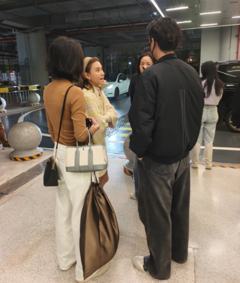 何超莲和窦骁澳门被偶遇！两个人有说有笑，感情很好！何超莲今年过年回的香港陪妈