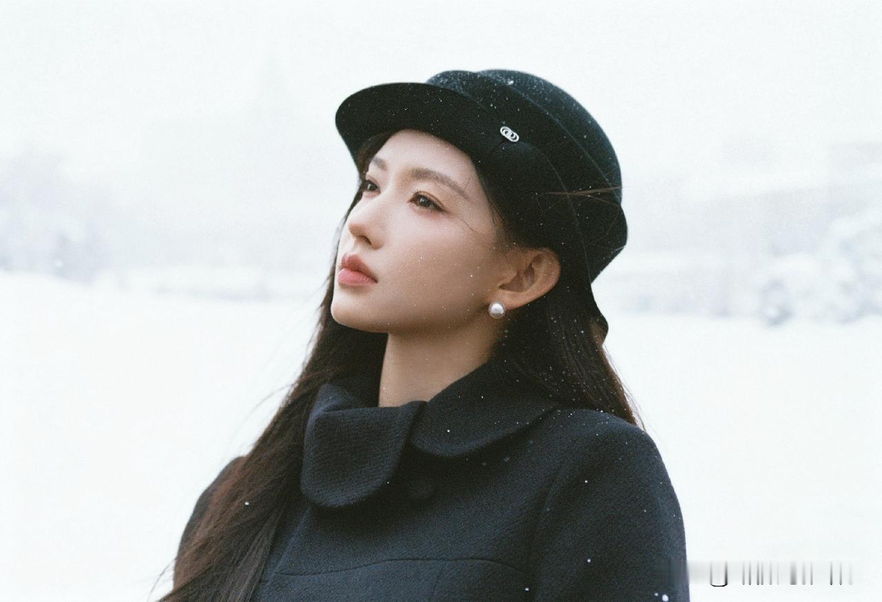 程潇的雪天：黑大衣裹住的温柔凛冽程潇这组雪照，把“冷与柔”揉得刚好：黑大衣