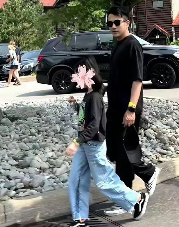 杨幂刘恺威的女儿小糯米已经长大了，这大长腿，遗传了妈妈的。