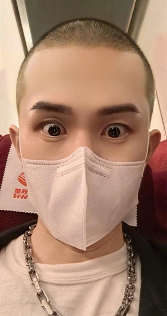 说好的都剃的，自己这是服从安排。面对粉丝询问，张九龄是这样回答剃光的事情的。之后
