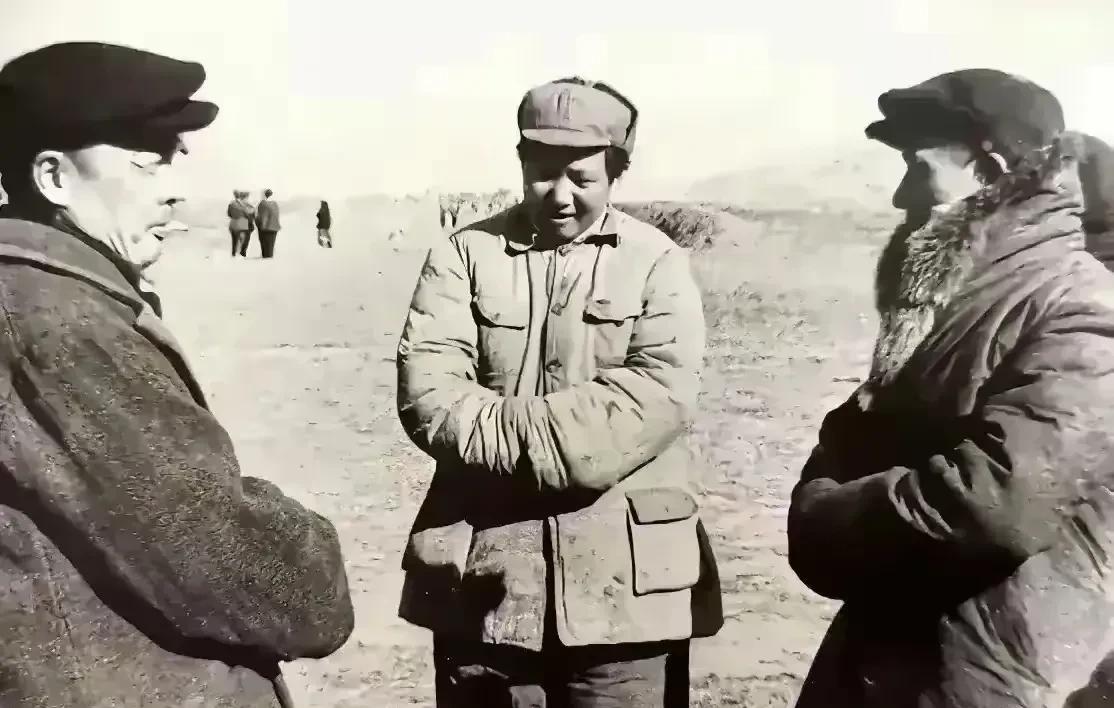 主席的这张照片拍摄于1937年的延安。陕北的冬天很冷，主席穿着厚厚的棉衣，双手