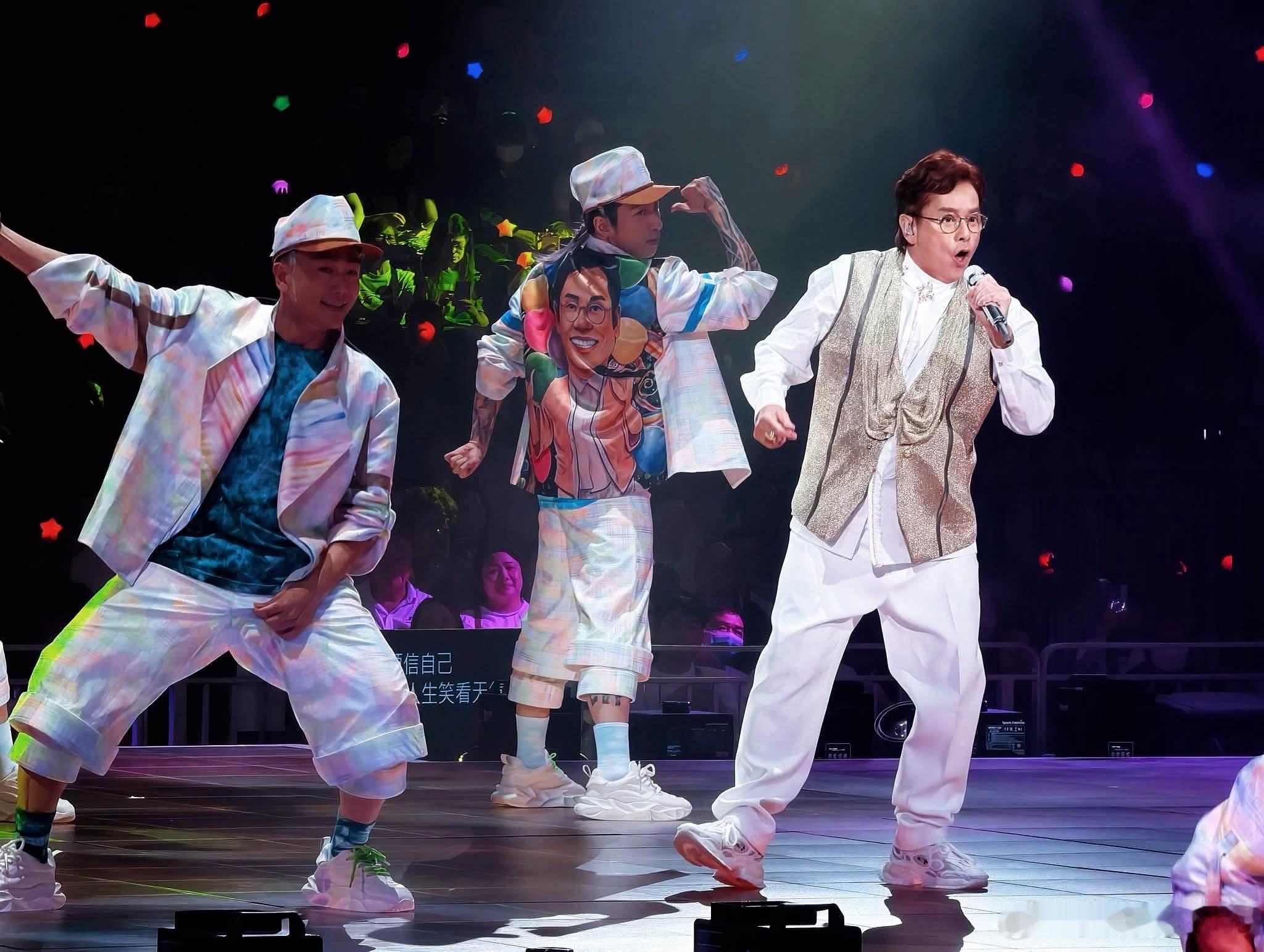 谭咏麟时隔11年再度红馆开个人演唱会，好幸运两次红馆的个人演唱会都能到现场观看，每首歌耳熟能详，满满