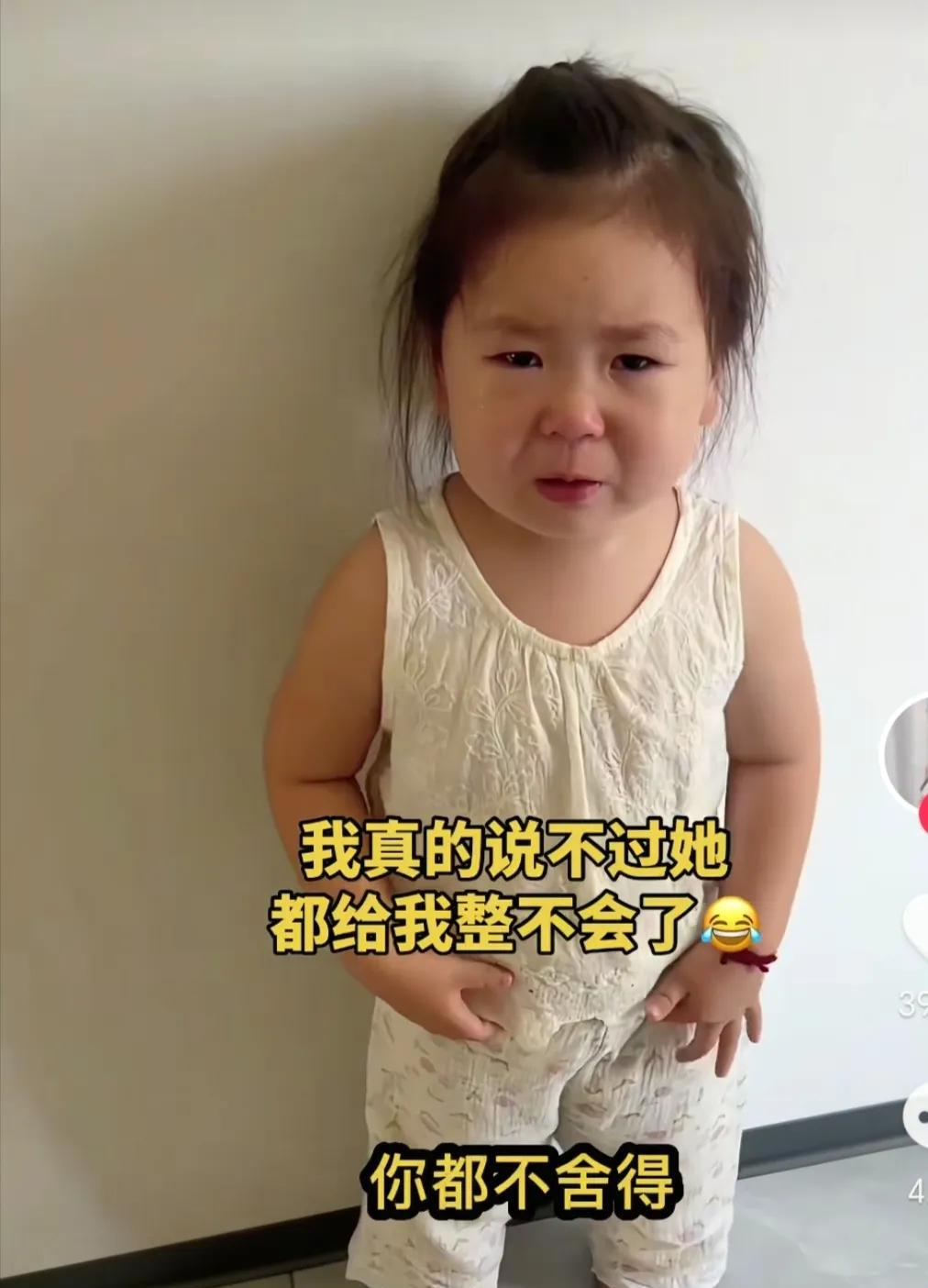 3岁女孩玩手机，被妈妈罚站：“再玩手机，就不要你了！我去外面捡个听话的宝宝回来！
