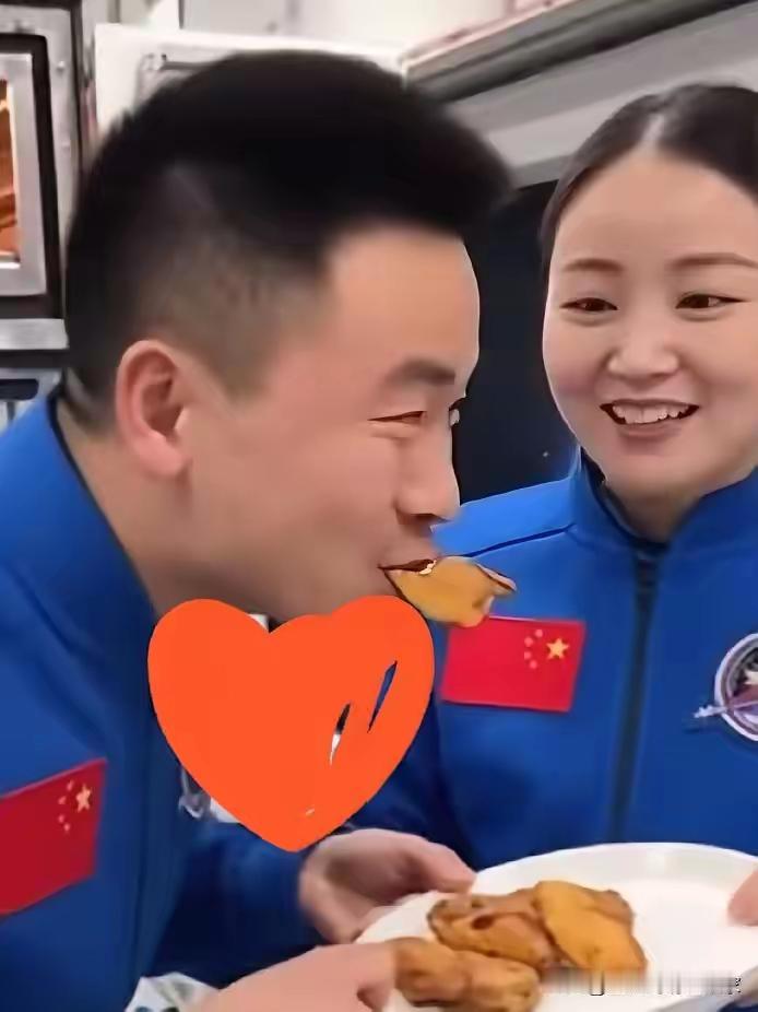 惊呆了！神舟太空烤鸡翅28分钟，190种美食馋坏网友，留言分享你的餐桌！太空大
